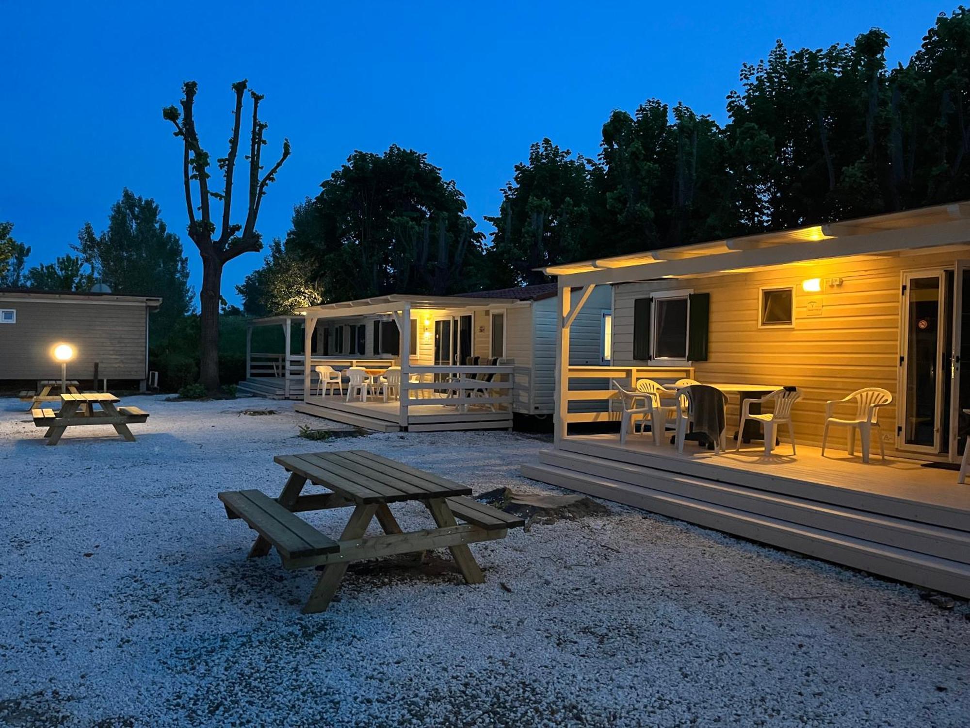 Chalet Camping River Italie Met 2 Slaapkamers Ameglia Buitenkant foto